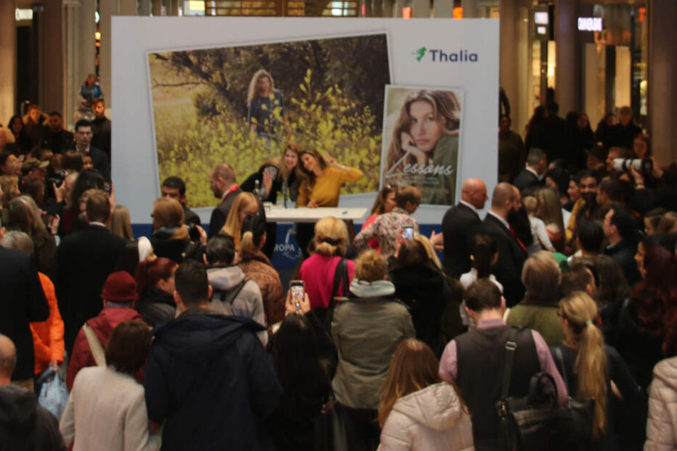 Viele Fans kamen zu der Autogrammstunde. Das Topmodel erfüllte zahlreiche Selfiewünsche.