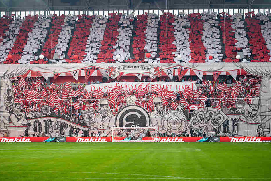 Die Fans von Fortuna Düsseldorf zeigten eine herrliche Choreografie, provozierten zuvor aber die Schalker Fans mit einem bösen Zettel.