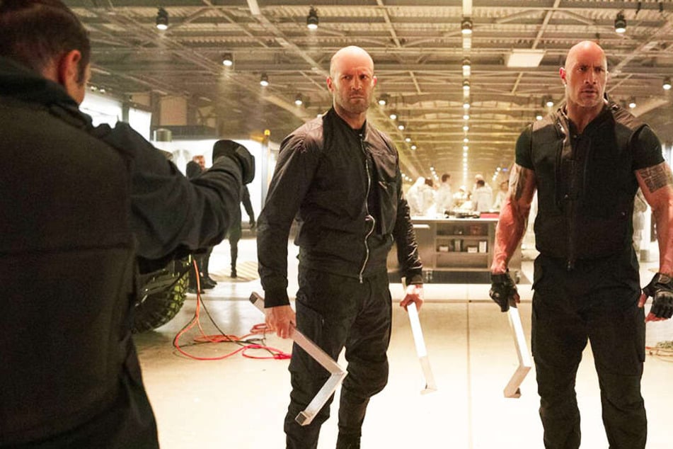 Deckard Shaw (l., Jason Statham) und Luke Hobbs (Dwayne Johnson) bekommen es mit mit vielen schweren Jungs zu tun.