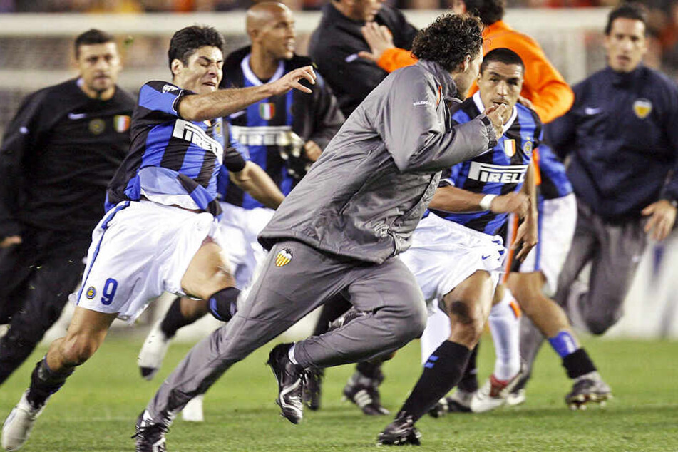 Die Jagdszenen des Kreisliga-Spiels erinnerten stark an dieses Foto, das kurz nach dem Champions-League-Spiel zwischen dem FC Valencia und Inter Mailand 2007 aufgenommen wurde. Damals verhängte die UEFA drastische Strafen.