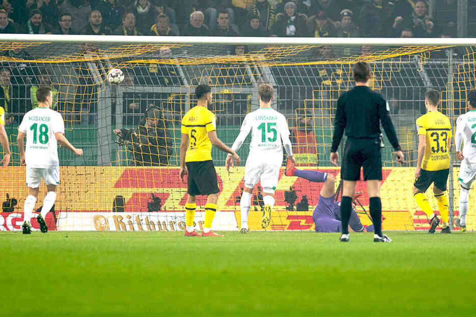 Hier war Dortmunds Keeper Eric Oelschlägel geschlagen: Werder Bremen ging durch Milot Rashica in Führung.