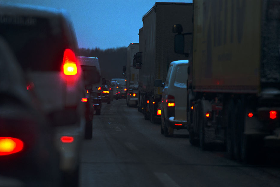 Nach einem Unfall mit einem LKW droht auf der A4 Stau. (Symbolbild)