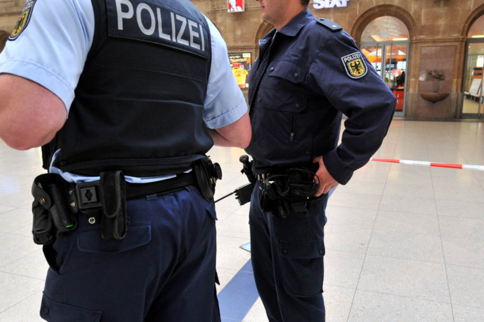 Die Beamten konnten einen der Täter festnehmen. (Symbolbild)