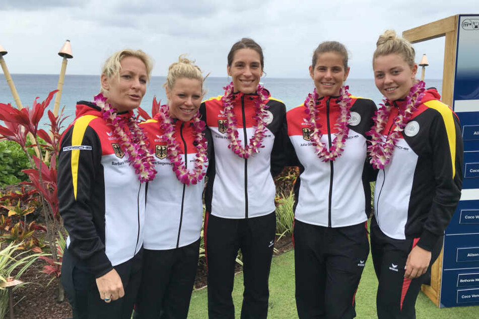 Tennis-Bundestrainerin Barbara Rittner (l) mit ihrem Fed-Cup Team nach der Auslosung der Fed-Cup Duelle gegen die USA auf der Insel Maui (Hawaii). Von links: Laura Siegemund, Andrea Petkovic, Julia Görges und Carina Witthöft.