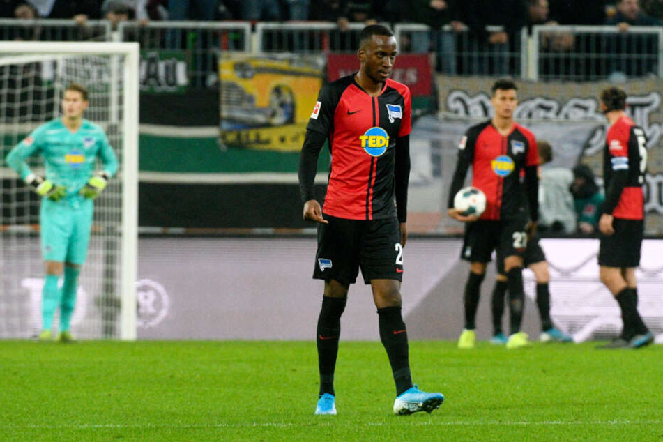 Hertha BSC um Dodi Lukebakio (vorne) verlor in Unterzahl klar mit 0:4 beim FC Augsburg.