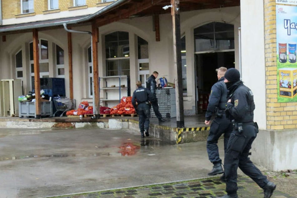 Polizeibeamte stürmten teils maskiert in die Halle des Lebensmittelgroßhandels. Sie suchen nach einem Mordopfer.