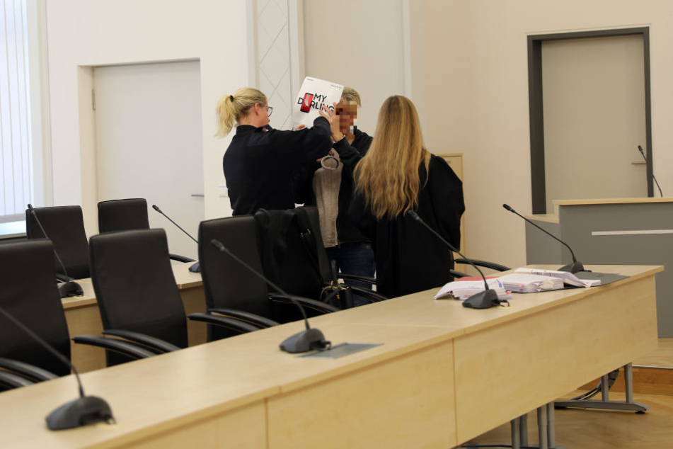Die 45-jährige Angeklagte (M) im Gerichtssaal.