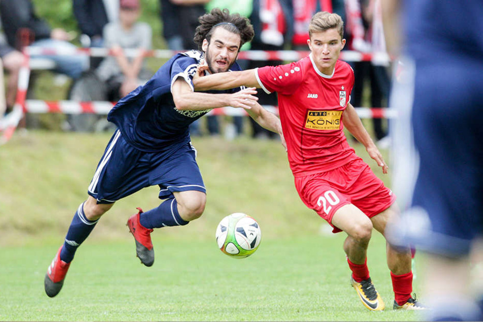 Bastian Kurz (r.) setzt sich gegen Ibrahim Rajj aus Martinroda durch.