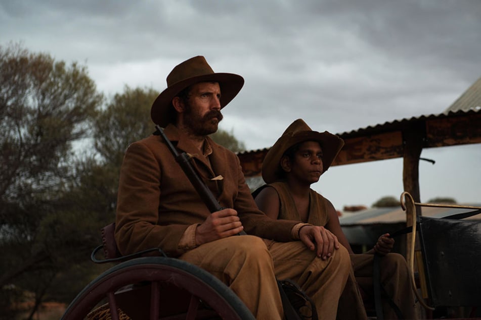 Rancher Mick Kennedy (l., Thomas M. Wright) und der junge Aborigine Philomac (r., Tremayne und Trevon Doolan) reiten in die Kleinstadt.