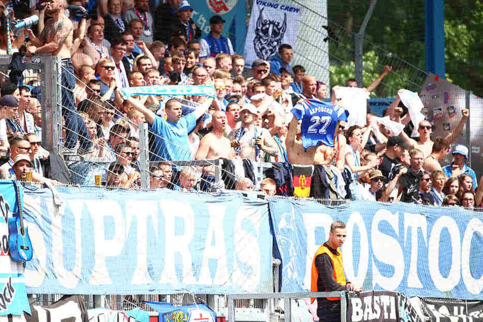 Faninvasion in Chemnitz! Mehr als 2000 Hansa-Fans werden auf der Nordtribüne wieder für mächtig Stimmung sorgen - so wie beim Ostderby vor fast exakt einem Jahr.