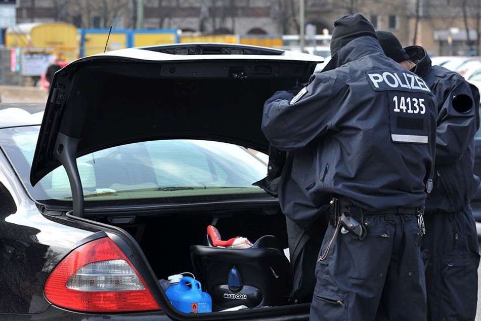 Nachdem der Autodieb überwältigt wurde, übergab ihn der Autobesitzer der Polizei (SYmbolfoto)