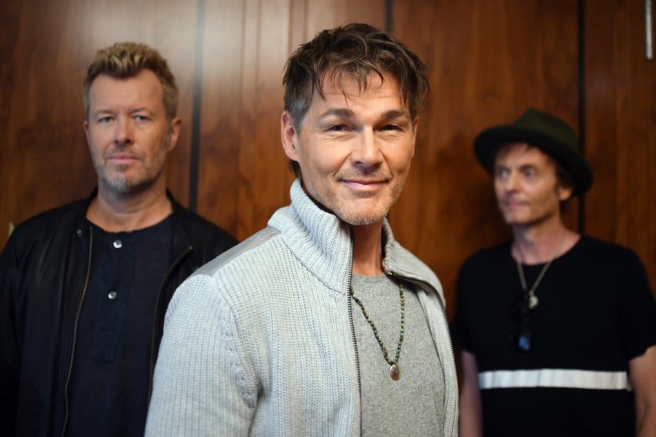 Die Musiker Magne Furuholmen (l-r), Morten Harket und Pål Waaktaar-Savoy der norwegischen Band a-ha machen am Sonnabend auf dem Domplatz in Magdeburg Halt. (Archivbild)