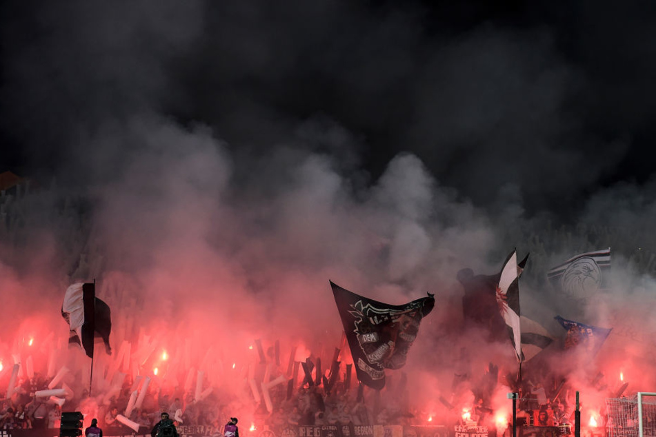 Auch im Europa League-Duell mit Apollon Limassol auf Zypern hielten sich die Eintracht-Fans mit dem Abbrennen von Pyro-Technik nicht zurück.