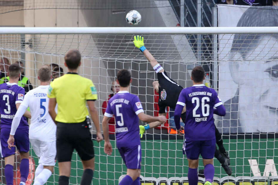 Torhüter Martin Männel rettet nach einem Kopfball der Heidenheimer.