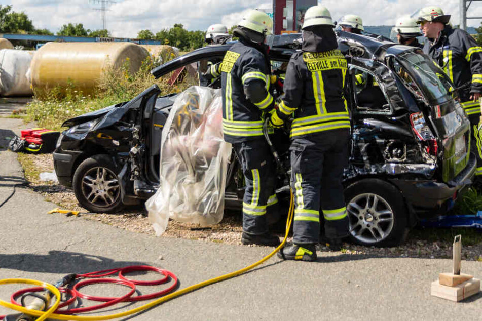 Das Dach des Autos musste abmontiert werden, um die Fahrerin zu befreien.