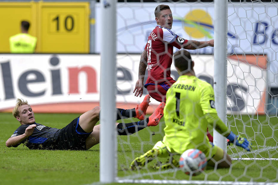 Hier können Ben Zolinski (in Schwarz) und Lukas Kruse (in Gelb) das 0:1 nicht verhindern.