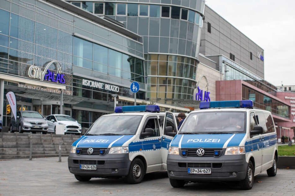 Die Polizei bei der Mafia-Razzia in Duisburg.