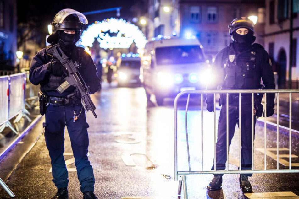Nach dem Anschlag sichern Polizisten den Zugang zum Weihnachtsmarkt in Straßburg.
