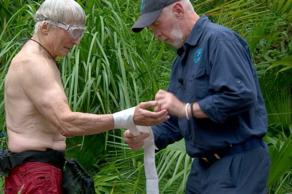 Bei der "Graus am See"-Prüfung hat sich Peter verletzt. Er muss von Dr. Bob verarztet werden.
