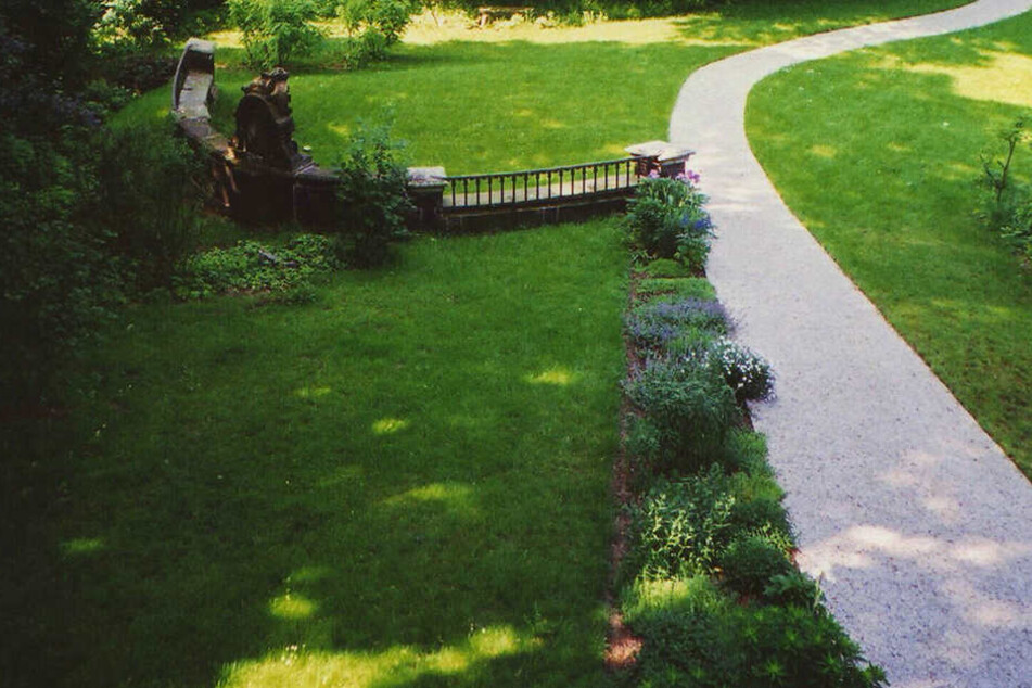 Heute steht der Brücken-Balkon inmitten des noch immer privaten Parks.