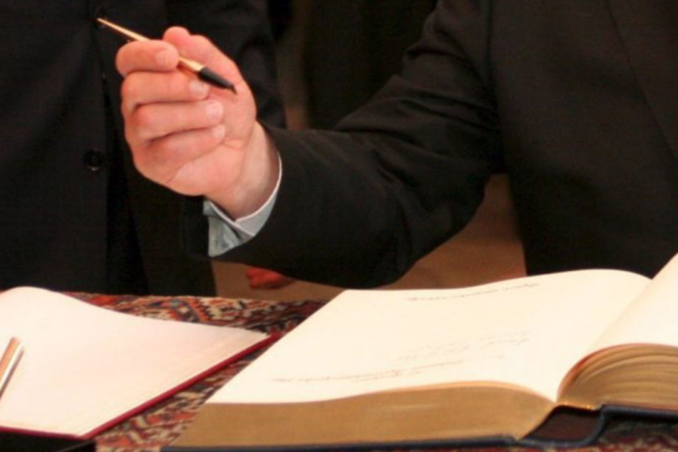 Der Bürgermeister beendete seine Widmung mit "mF", was für "mein Führer" steht. (Symbolbild)