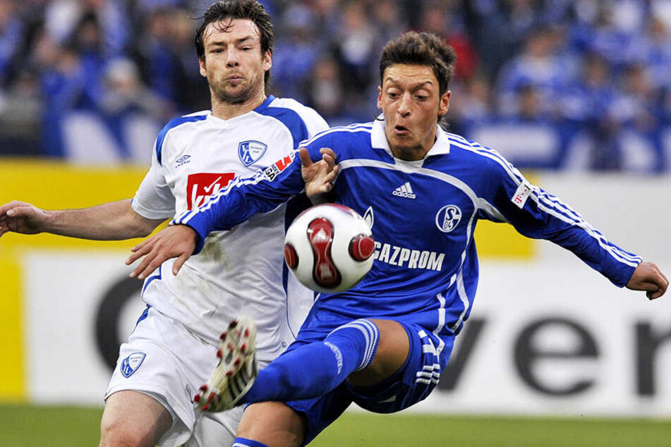 Als gebürtiger Gelsenkirchener für den FC Schalke 04 im Einsatz: Mesut Özil (r.).