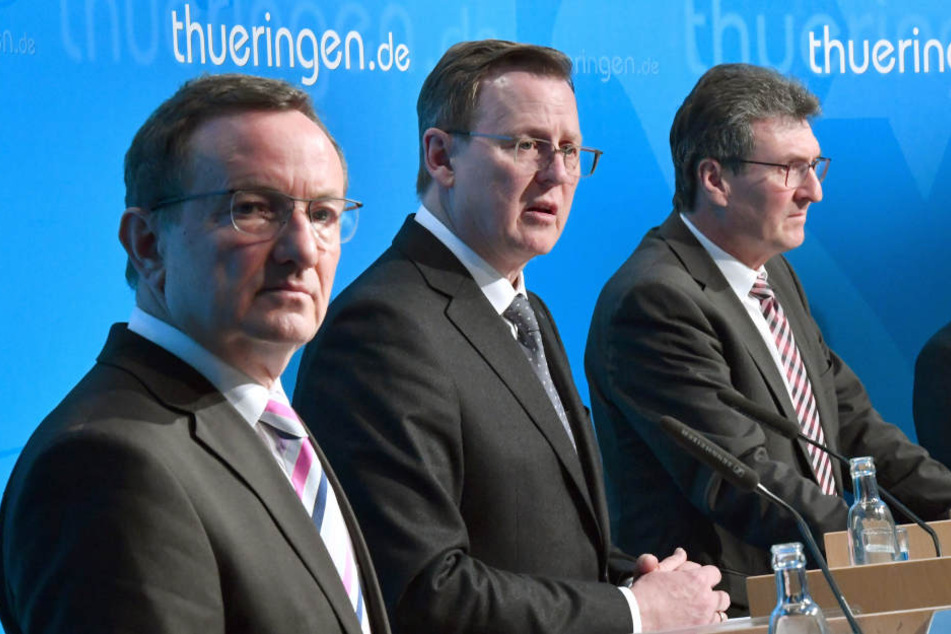 Innenminister Holger Poppenhäger (SPD, v.l.), Ministerpräsident Bodo Ramelow (Linke) und Justizminister Dieter Lauinger (Grüne) in der Erfurter Staatskanzlei.