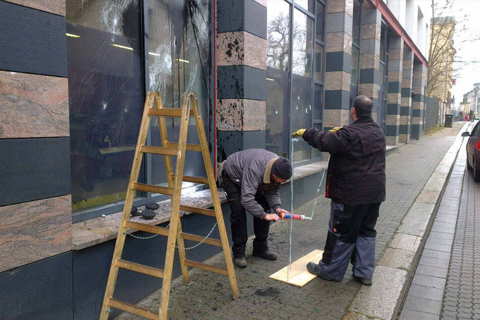 Nach dem Angriff auf den Connewitzer Polizeiposten 2015 messen Glaser die
zerstörten Scheiben aus. Jetzt bekommt die Wache randalesicheres Glas und
schussfeste Wände.