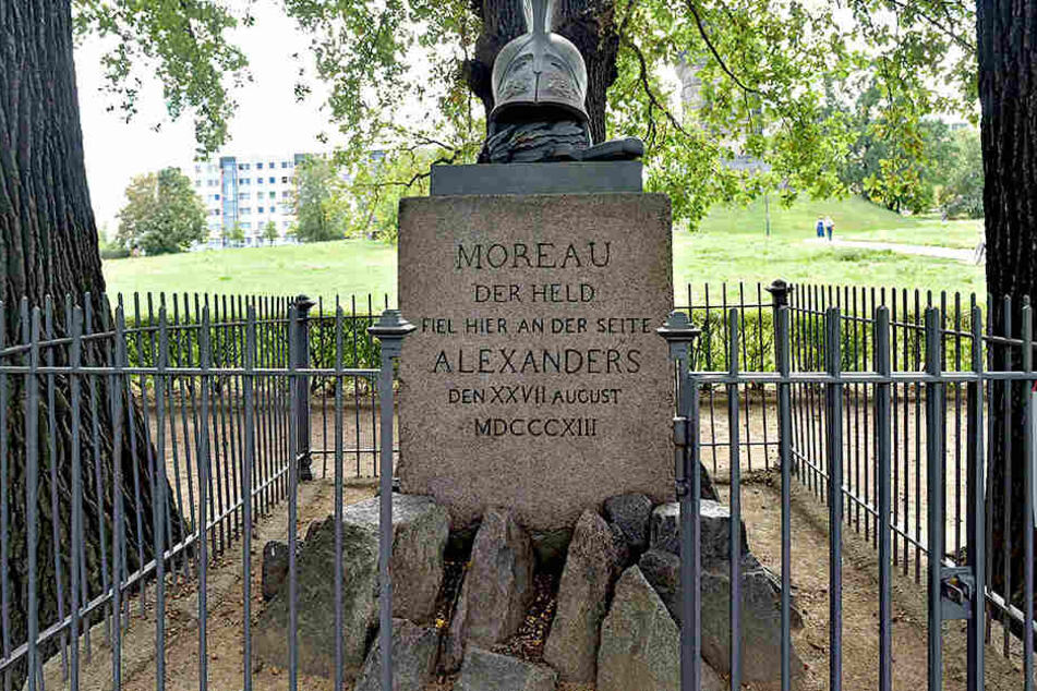 Das Moreau-Denkmal von 1814. Die drei darum gepflanzten Bäume symbolisieren die anti-napoleonische Allianz von Österreichen, Preußen und Russen.