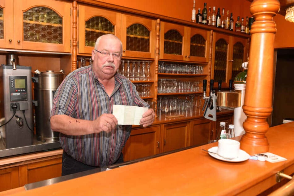 Dem Jonsdorfer Original Gert Linke (60) ist das Lachen vergangen. Einbrecher haben ihm das Restaurant verwüstet und den Transporter geklaut.