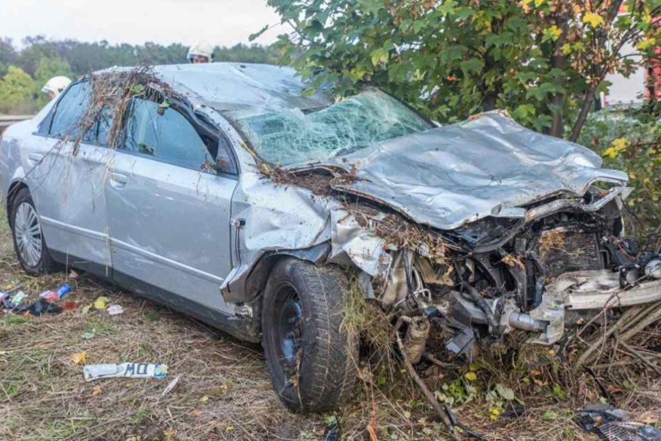 Der Audi mit Dippoldiswalder Nummernschild wurde bei dem Unfall schwer demoliert.