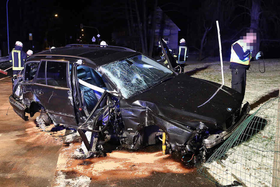 Das Auto wurde bei dem schweren Unfall völlig zerstört.