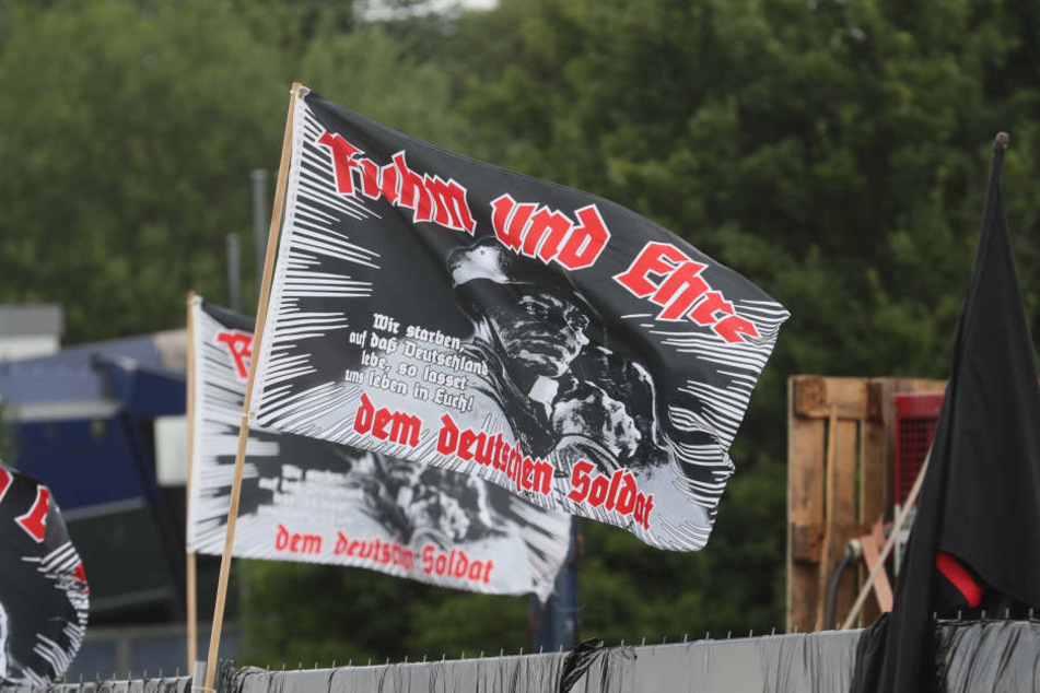 Flaggen der rechten Szene bei einem Aufmarsch. (Symbolbild)
