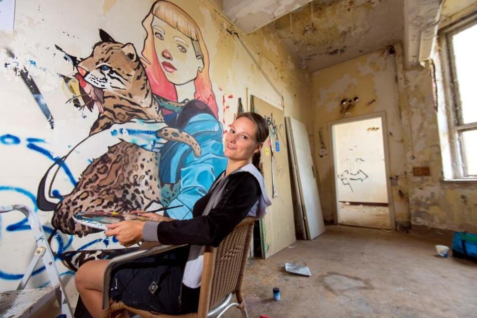 Grafikdesignerin Elisabeth Wolf (32) aus Leipzig vor ihrem Werk bei der Ibug 2018.
