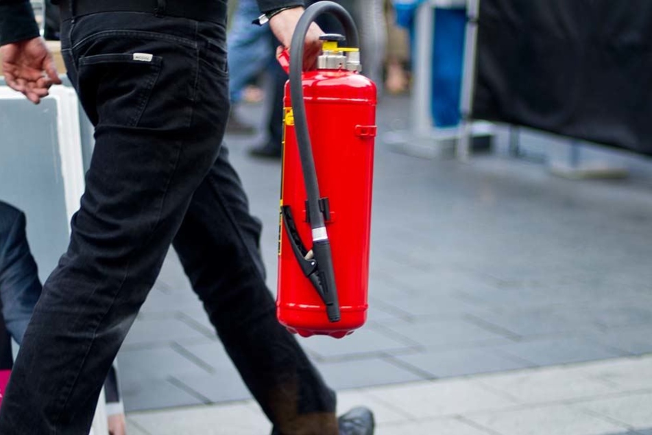 Zwei Bewohner konnten das Feuer selbstständig löschen. (Symbolbild)