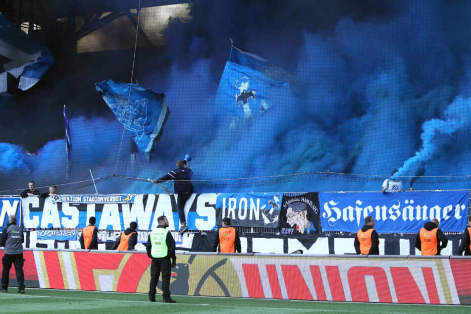 HSV-Fans zünden Pyro-Technik bei einem Auswärtsspiel in Berlin.