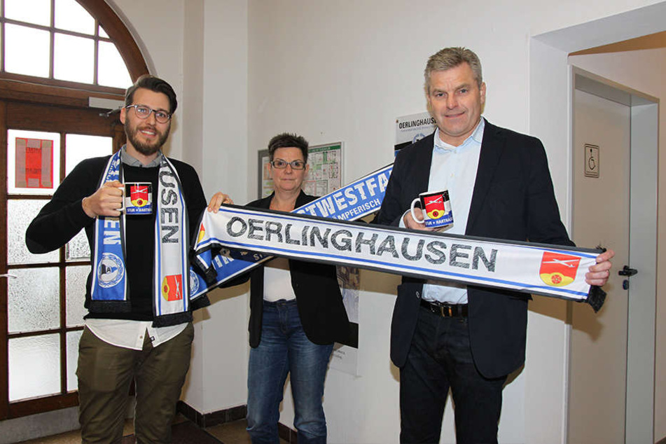 Projektleiter Jakob Philipp, Andrea Dannenberg und Bürgermeister Dirk Becker freuen sich über die Artikel.