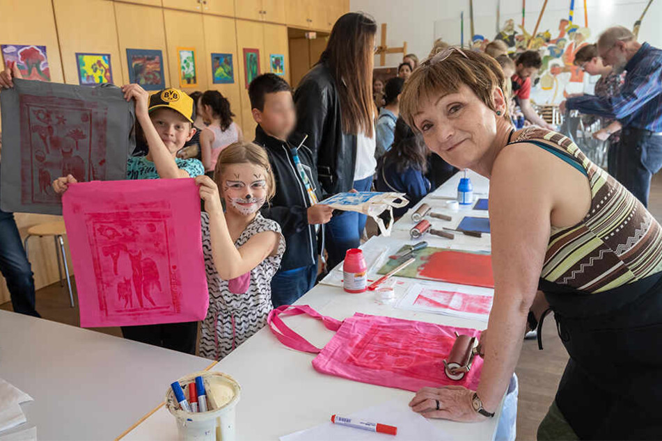 In den Kunstsammlungen bedruckten Seraphina (9) und Jeremy (9) mit Petra Reichmann Beutel mit Motiven von Karl Schmidt-Rottluff.