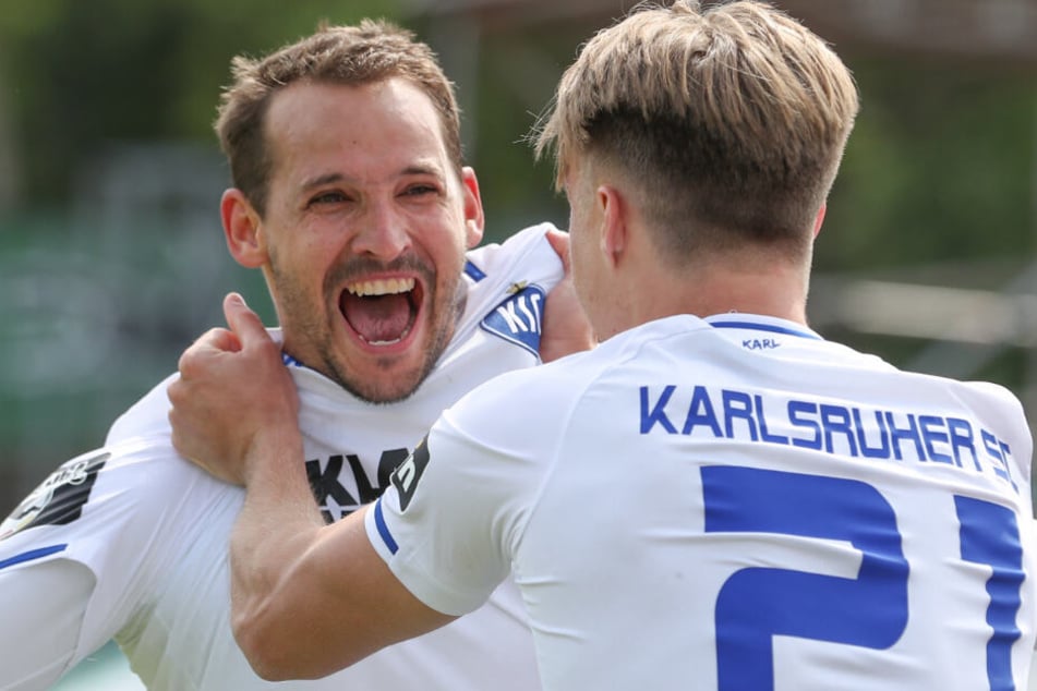 Anton Fink (l.) feiert seinen Treffer zum 3:0 mit Marco Thiede (r.).
