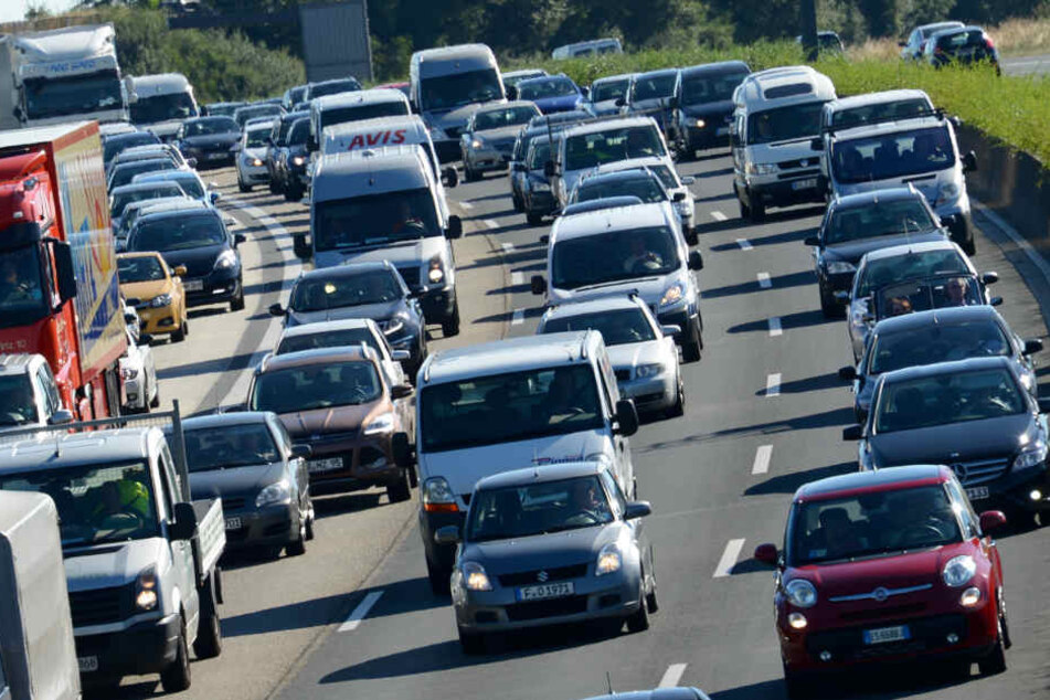 Lange Wartezeiten erwarten Autofahrer in Bielefeld (Symbolbild)