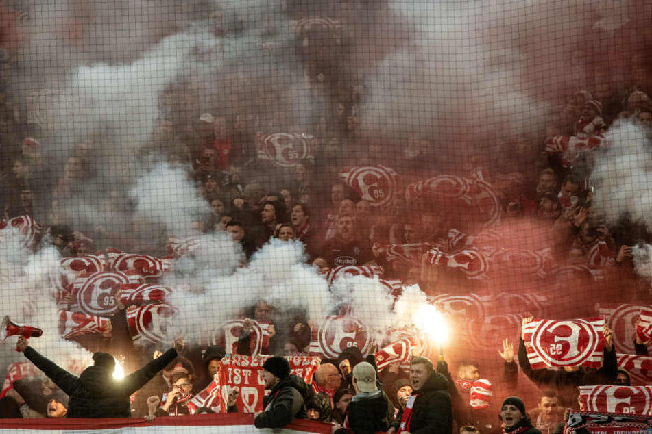 Fans von Fortuna Düsseldorf zündelten während der Partie gegen Borussia Dortmund mit Pyros.