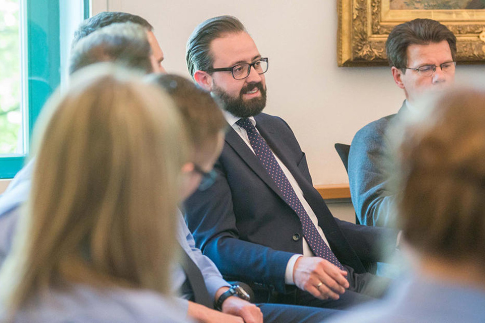 Justizminister Sebastian Gemkow (38, CDU) begrüßte die Neulinge in seinem Ministerbüro.