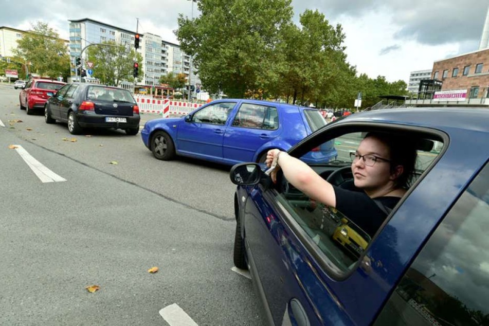 Für viele Verkehrsteilnehmer ist die Baustelle unübersichtlich, Die Einfahrt zur Tiefgarage der Galeri Roter Turm wird vielfach zum wenden genutzt, wie hier von Studentin Josefine Rietzschel (18).