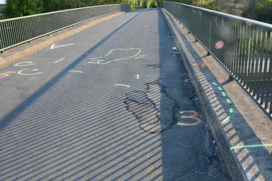 Auf der Brücke überfuhr der 57-Jährige die beiden Radfahrerinnen.