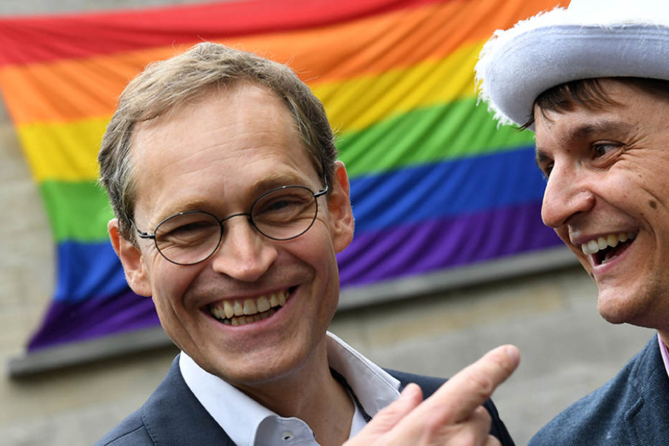 Berlins Regierungschef Michael Müller mit Jörg Steinert, dem Chef des Lesben- und Schwulenverbands Berlin-Brandenburg, bei der Eröffnung der Pride Weeks 2017.