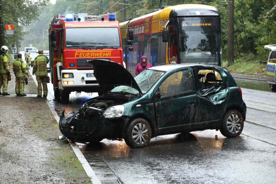 Schwerer Crash auf der Bautzener Straße: Ein Toyota soll sich überschlagen haben und gegen einen Baum geknallt sein.