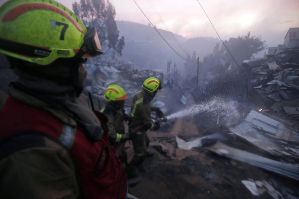 Die Feuerwehr war in der chilenischen Hafenstadt im Großeinsatz.