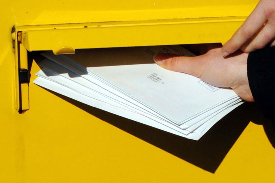 Aus einem solchen Briefkasten der Deutschen Post haben Unbekannte die Sendungen gestohlen. (Symbolfoto)