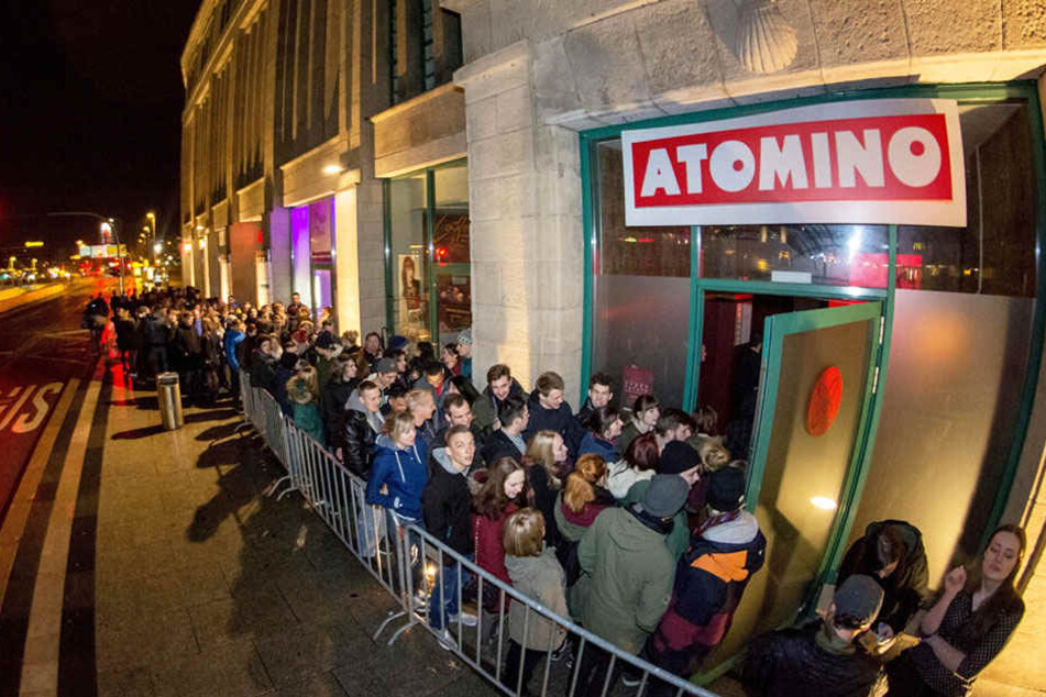 Schlange stehen vorm Atomino: Ob’s
heute zur Geburtstagsparty wieder Gedränge gibt?