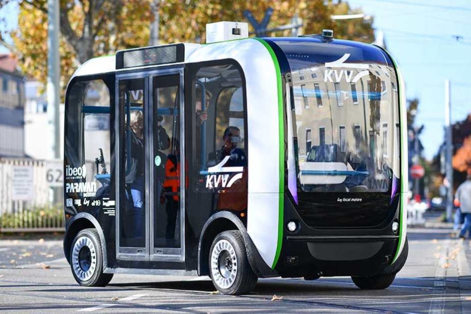 Ein autonom fahrender Elektro-Minibus im Testbetrieb in Karlsruhe